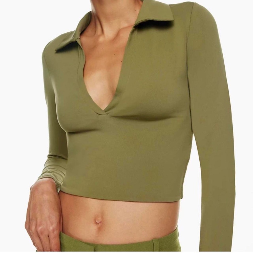 NWT Babaton Contour Polo Long Sleeve Crop Top in Olive Green, Size Medium.